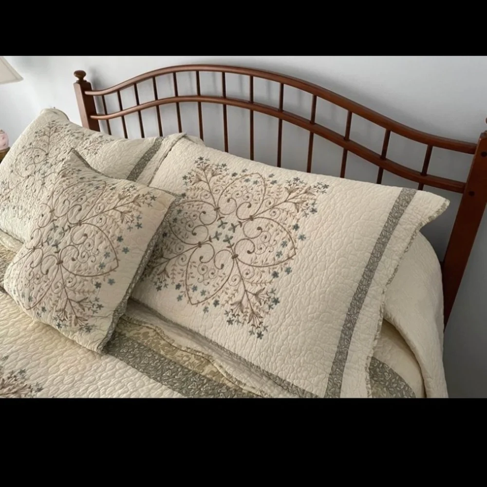 Home Classics Queen Quilt With Shams & Accent Pillow - Picture 5 of 11